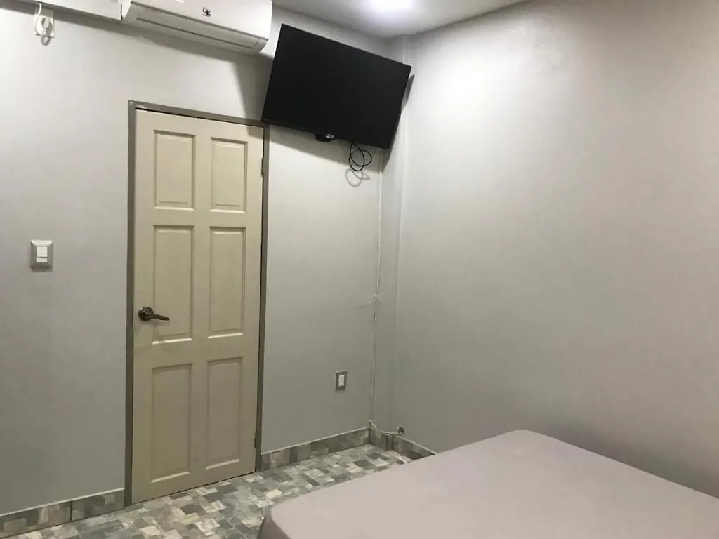 Kris Kross Apartment Plymouth 0*,